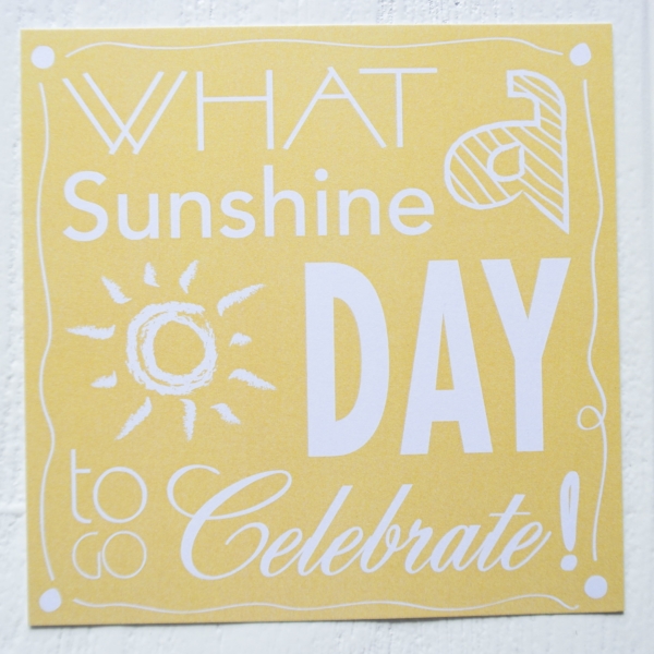 ansichtkaart sunshine day celebrate geel letters