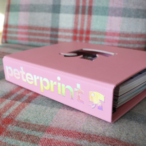 Ansicht 'enjoy life, eat that cake' Blitz Ontwerpt Peter Print Holografische foliedruk Sampleboek
